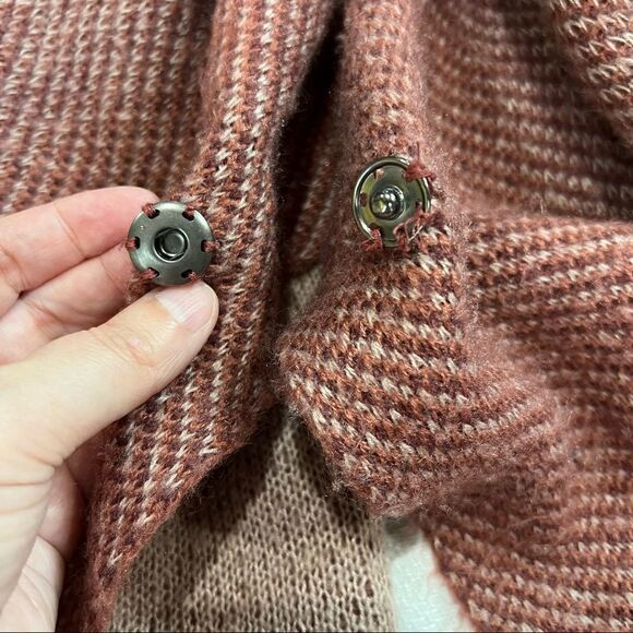 Treasure & Bond Pink Poncho Snaps Arm Holes - Picture 3 of 6
